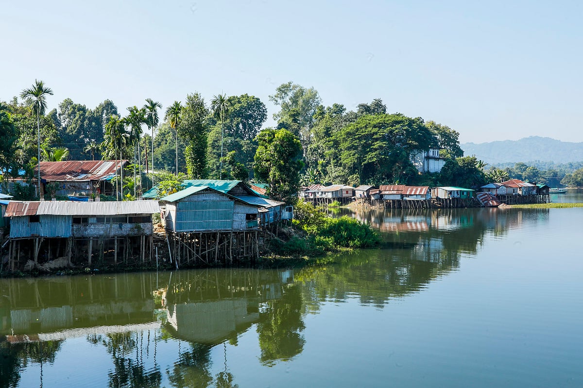 হ্রদের তীর ঘেঁষে খুঁটির ওপর তৈরি করা হয়েছে ঘর 