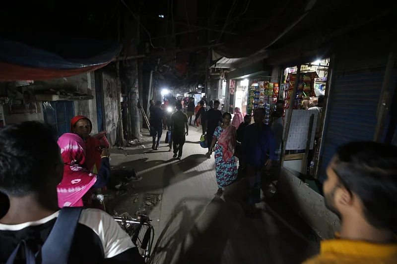 কড়াইল বস্তিতে আগুন লাগার পর নিরাপদ আশ্রয়ের খোঁজে এই ছোটা। 