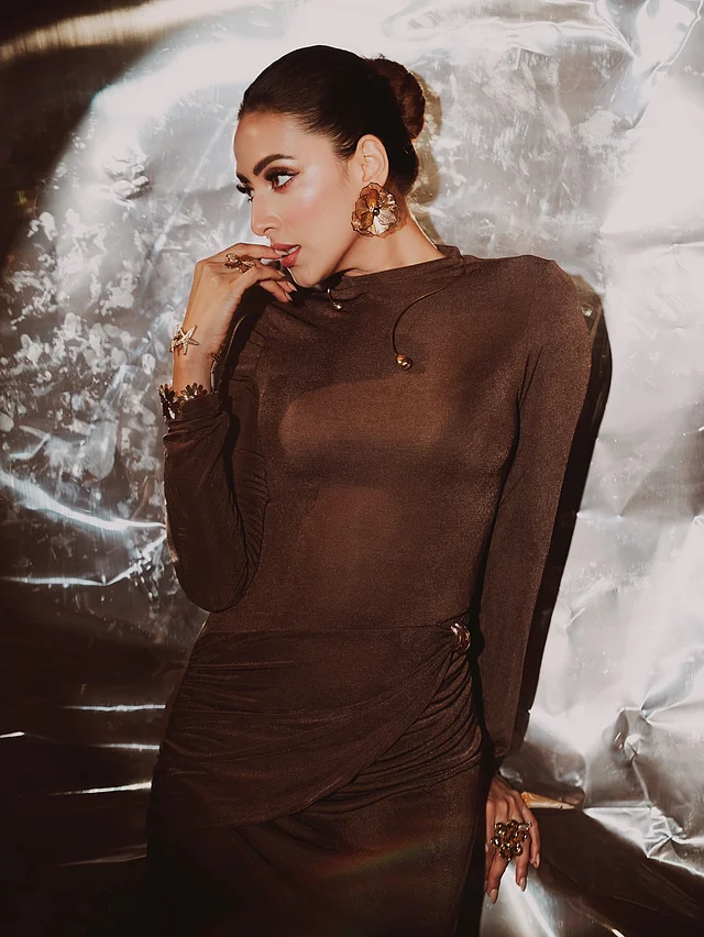 পুরো লুকের সবচেয়ে নজরকাড়া অংশ তাঁর অলংকার। কানে বড় ফ্লোরাল ইয়াররিং, হাতে স্টার ও ফ্লোরাল নকশার ব্রেসলেট ও আংটি —সবকিছুই গোল্ড-টোনের ডিজাইন। 