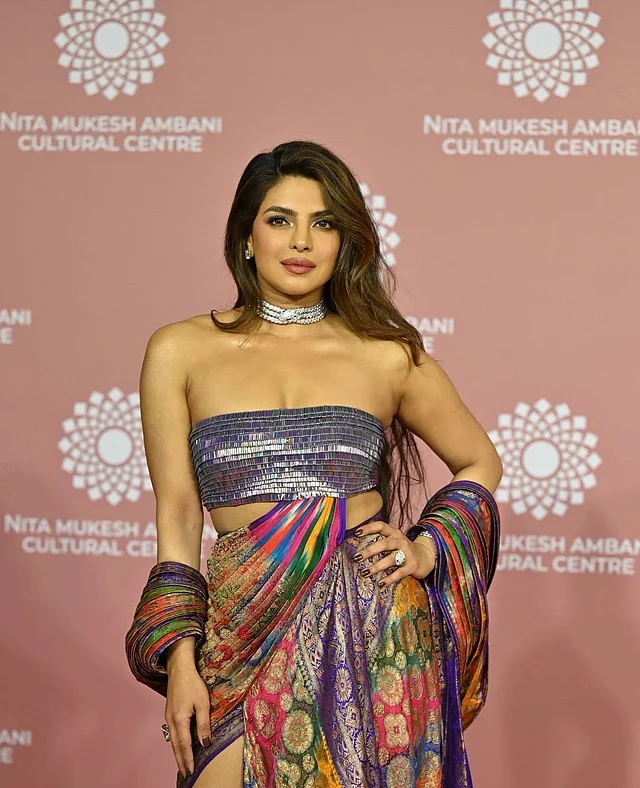 আপসাইকেলড পোশাকটিতে ভিনটেজ লুক তৈরি করতে পূর্ব ও পশ্চিমের সংমিশ্রণ করেছেন ভারতীয় ডিজাইনার অমিত আগরওয়াল।