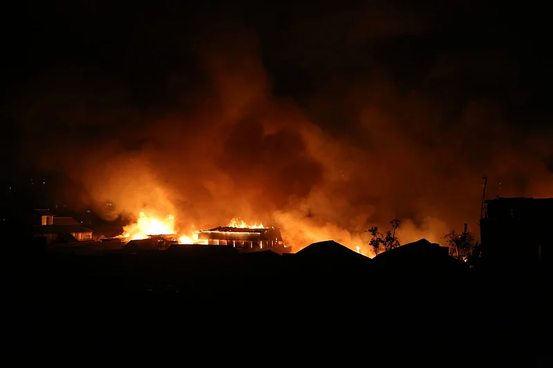 আগুন জ্বলছে কড়াইল বস্তিতে। আজ বিকেলে রাজধানীর সবচেয়ে বড় বস্তিটিতে আগুন লাগে। 