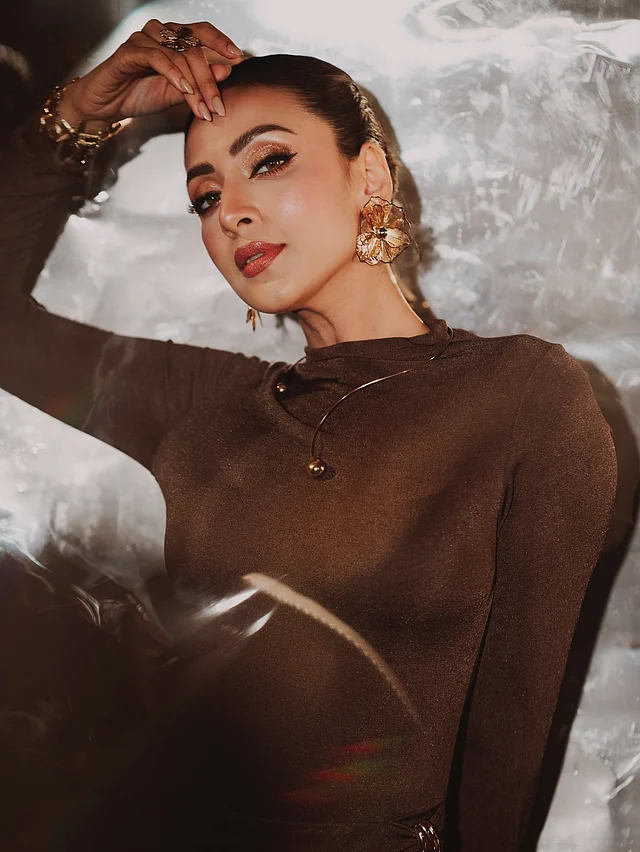 নেকলাইনে মিনিমাল কিন্তু আর্টিস্টিক মেটাল কার্ভড নেকপিস পরেছেন সুন্দরী।