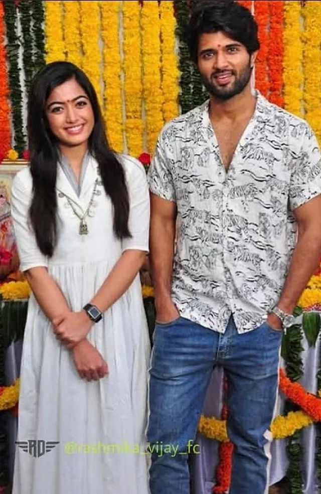 বহুদিন ঢাক ঢাক গুড গুড়ের পরে দক্ষিণের তারকা রাশমিকা ও বিজয় বাগদান করে ফেলেছেন বলে জানা যাচ্ছে