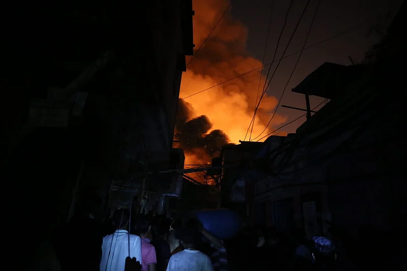 আগুনে পুড়ছে ঘরের সম্বল, দূরে দাঁড়িয়ে দেখা ছাড়া কিছুই করার নেই বস্তির এই বাসিন্দাদের। 