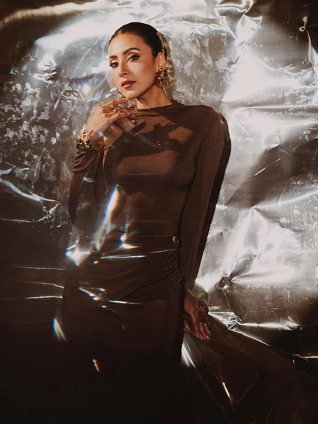 ঝলমলে আলো, মেটালিক প্রতিফলন আর মনোমুগ্ধকর পোজ—সব মিলিয়ে বিদ্যা সিনহা মিম যেন লাইমলাইট চুরি করে নিয়েছেন আসন্ন শীতে