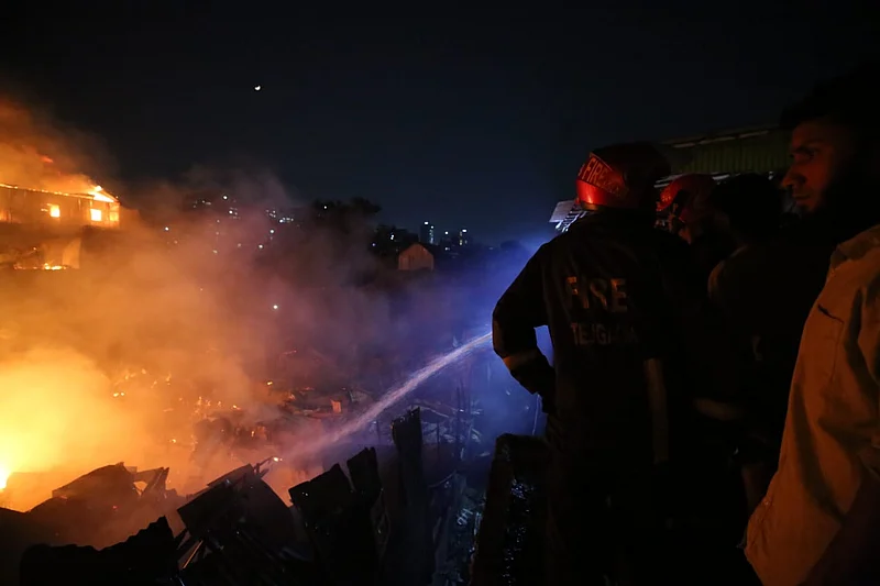  আগুন নিয়ন্ত্রণে ছিটানো হচ্ছে পানি। ফায়ার সার্ভিসের ১৬টি ইউনিট কড়াইল বস্তির আগুন নেভাতে যায়। 