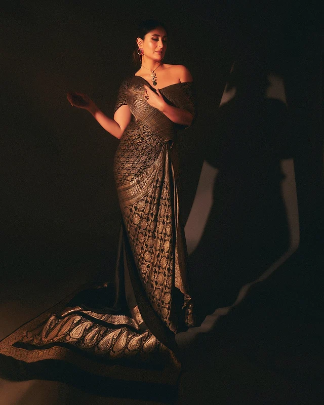 ওপরের অংশ দেখে মনে হবে রাজকীয় গাউন পরে আছেন কারিনা। নিচের অংশের পুরোটা জুড়ে ফুটিয়ে তোলা হয়েছে ফুলেল মোটিফ। আঁচল ফেলে রাখা হয়েছে ট্রেনের মতো করে। এই ফিউশন স্টাইলিং শাড়িকে না কেটেই করা হয়েছে। 