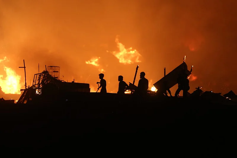 আগুন লাগার পর ঘরের চালের টিন খুলে নিরাপদ স্থানে সরিয়ে নেন কেউ কেউ। 