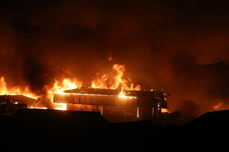 দাউ দাউ করে পুড়ে যাচ্ছে কড়াইল বস্তির ঘর। 