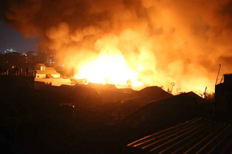 ফায়ার সার্ভিস পানি ছিটিয়ে গেলেও আগুনের শিখা ছড়িয়ে পড়ছিল চারপাশে।