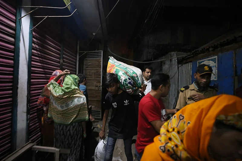 আগুন এক পাশে লাগার পরপরই কড়াইল বস্তির বাসিন্দারা তাঁদের দরকারি জিনিসপত্র সরিয়ে নিতে শুরু করেন। 