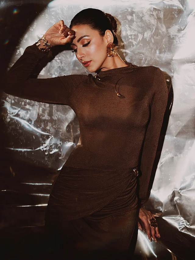 তিনি পরেছেন ডার্ক চকলেট-ব্রাউন শিয়ার বডি-ফিটেড ড্রেস, যা নিখুঁতভাবে তাঁর  সিলুয়েটকে তুলে ধরেছে।