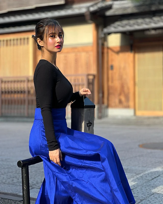  এমন আবহাওয়ায় খুব ভারী কিছু না পরে এমনভাবেও স্টাইল করা যায়। মনামী পরেছেন ফুল স্লিভ টপ আর লং স্কার্ট। 