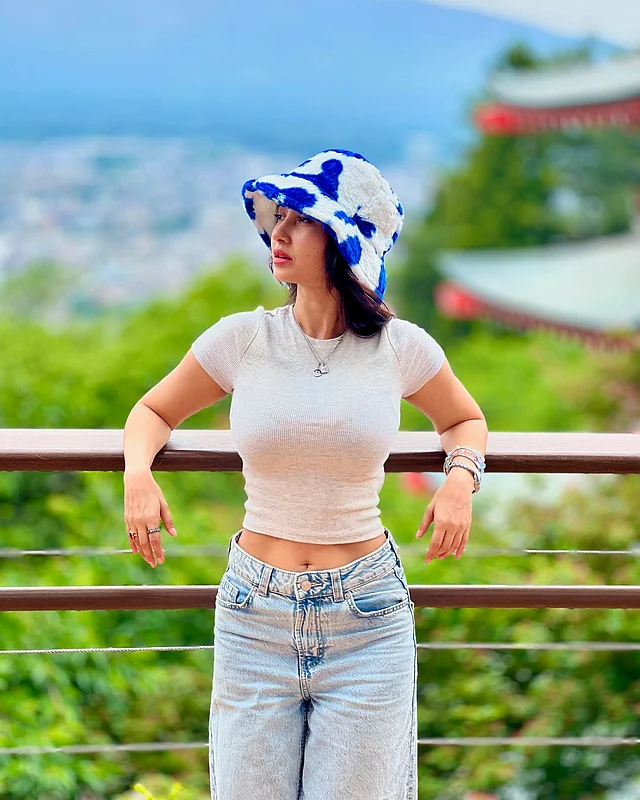 ক্রপ টপের সঙ্গে ডেনিম প্যান্ট পরেছেন সুন্দরী। হালকা শীত শীত আমেজে স্টাইল করে মাথায় পরেছেন ওলের নীল-সাদা বাকেট হ্যাট