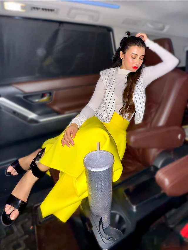 সাদা-হলুদের উষ্ণ আবেদন কাড়ছেন অভিনেত্রী। সাদা ফুল স্লিভ টপের ওপর জড়িয়ে নিয়েছেন স্ট্রাইপ ওয়েস্টকোট। জুটি হয়েছে স্কার্ট 