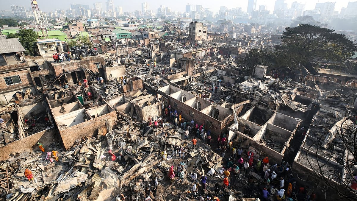 আগুনে বস্তির একটা অংশ পুড়ে গেছে।