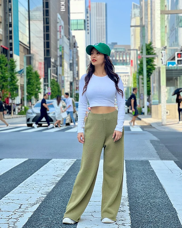 সাদা লং স্লিভ ক্রপ টপের সঙ্গে বটমে অলিভ গ্রিন ট্রাউজার পরেছেন অভিনেত্রী। মাথায় সবুজ টুপি আর পায়ে পরেছেন সাদা রানিং শু। 