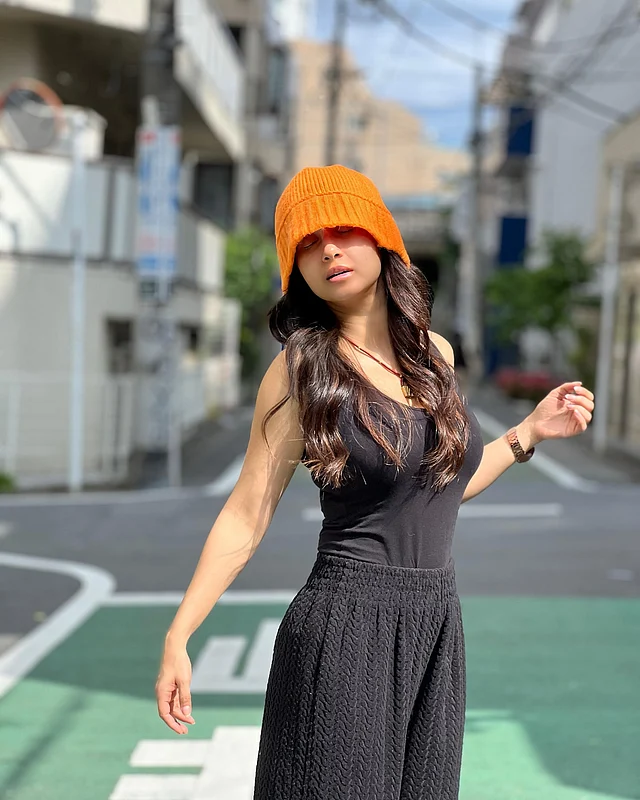 অল ব্ল্যাক লুকে নজর কাড়ছে কমলা রঙের উলের টুপি