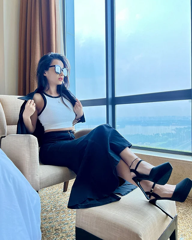 সাদা-কালো ক্রপ টপের সঙ্গে জুটি হয়েছে হাই ওয়েস্ট কালো স্কার্ট। অভিনেত্রী আউটফিটটি লেয়ার করেছেন কালো ব্লেজারের সঙ্গে। পায়ে আবেদন বাড়িয়েছে কালো হাই হিল। 