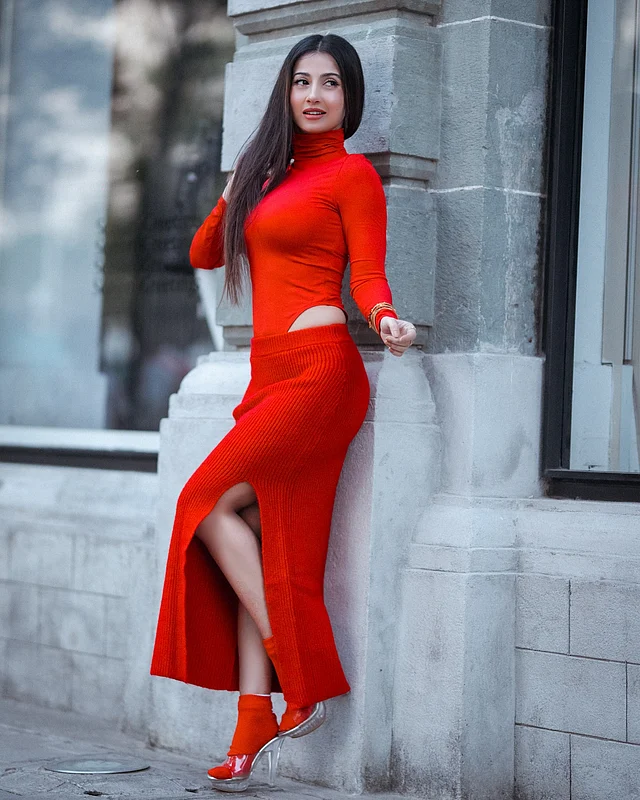 ‘লেডি ইন রেড’ মুডে মনামী। টারটেল নেক ফুল স্লিভ সোয়েটারের সঙ্গে সাইড স্লিট স্কার্ট পরেছেন তিনি। একনজরে দেখে মনে হচ্ছে কাটআউট ড্রেস। হাই হিলের সঙ্গে ম্যাচিং লাল মোজাও কিন্তু নজর এড়ায়নি।