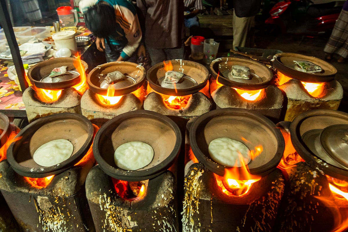 এক দোকানে একসঙ্গে ১০টি চুলায় হচ্ছে চিতই পিঠা 