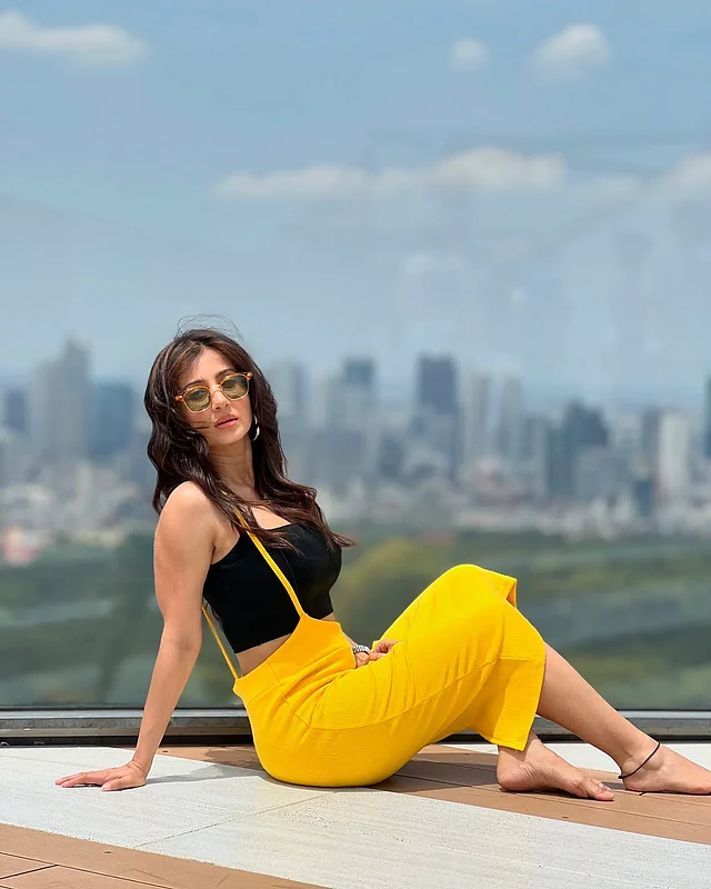 কালো ক্রপ টপের সঙ্গে বিশেষ নজর কাড়ছে হলুদ বটম। চোখে সঙ্গী হয়েছে রোদচশমা। 