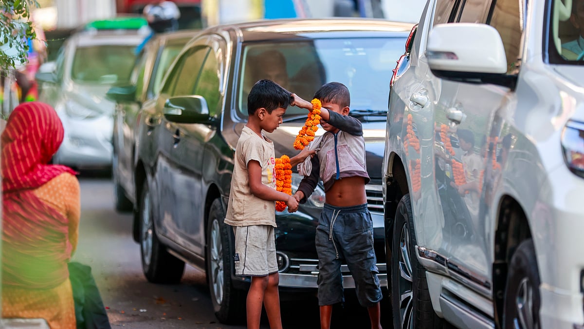 ফুল বিক্রির জন্য একই গাড়ির দিকে এগিয়ে গিয়েছিল দুজনই, তা নিয়ে নিজেদের মধ্যে বাগ্‌বিতণ্ডা।