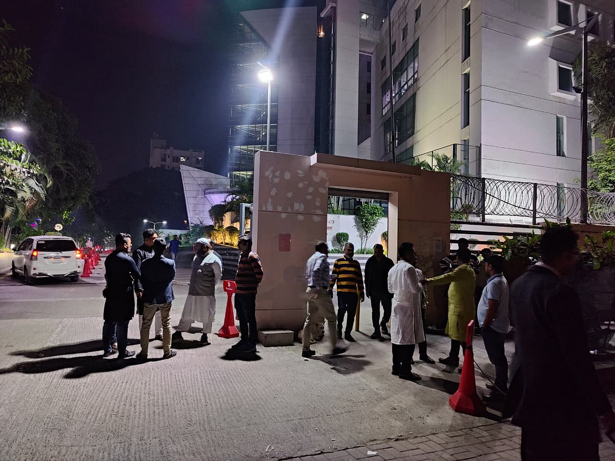 হাসপাতালে গিয়ে খালেদা জিয়ার খবর নিলেন উপদেষ্টা আসিফ নজরুল ও বিএনপির জ্যেষ্ঠ নেতারা