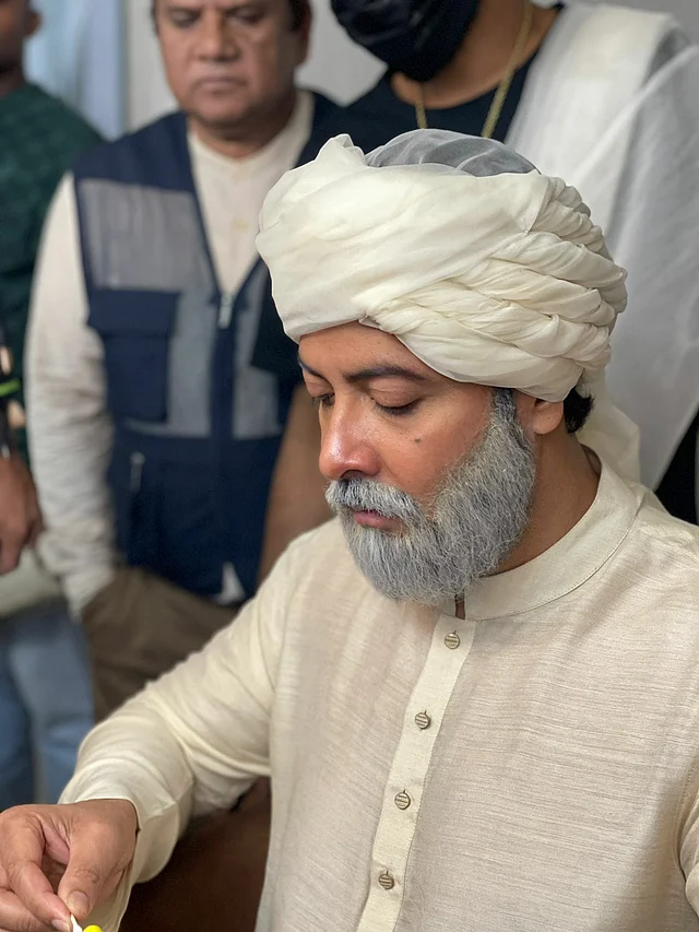 হ্যান্ডসাম শাকিব খানকে এমন বিশ্বাসযোগ্য বৃদ্ধের লুক দেওয়া সহজ নয়। 