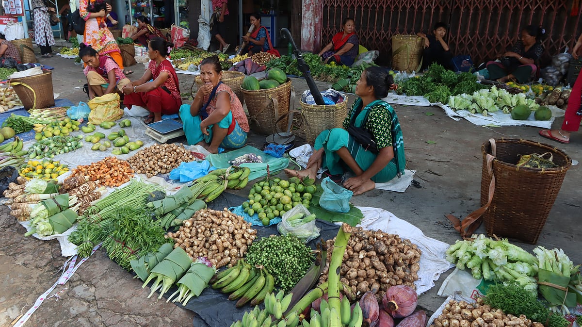 রাঙামাটি শহরের বনরূপা বাজারে জুমের ফসলের পসরা সাজিয়ে বসেছেন পাহাড়ি নারীরা।