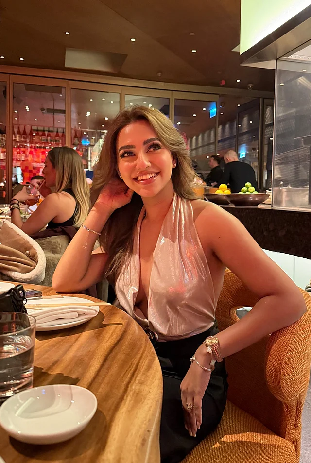 সাজপোশাকের সঙ্গে জুয়েলারিও রেখেছেন মিনিমাল। কানে স্টাড আর হাতে পরেছেন সোনালি স্টেটমেন্ট ঘড়ি, আংটি ও ব্রেসলেট। এই মিনিমালিস্ট অ্যাপ্রোচ যেন ফ্যাশনের সবচেয়ে আধুনিক ভাষা 