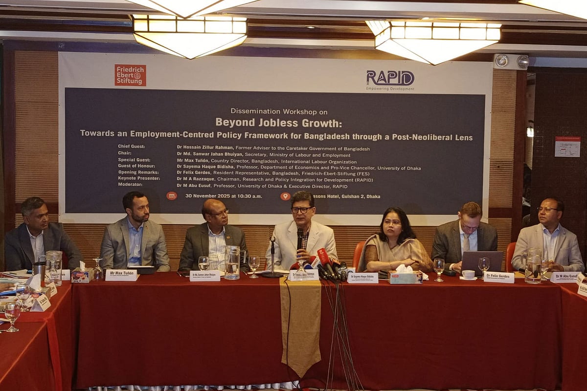 বাংলাদেশ একটি ‘দুষ্টচক্রের ত্রিভুজে’ আটকে ছিল: হোসেন জিল্লুর রহমান