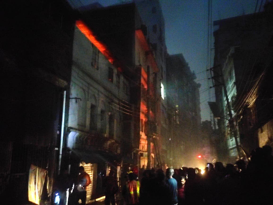 পুরান ঢাকার চকবাজারে আবাসিক ভবনে অগ্নিকাণ্ড