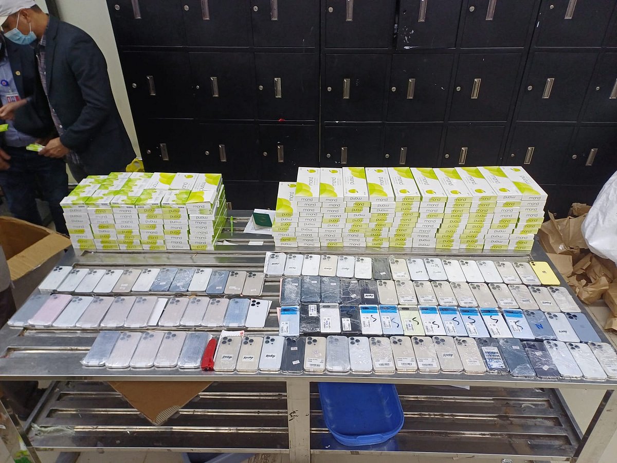 শাহজালাল বিমানবন্দরে ৯০টি আইফোনসহ ১০২ স্মার্টফোন জব্দ, আটক ৪