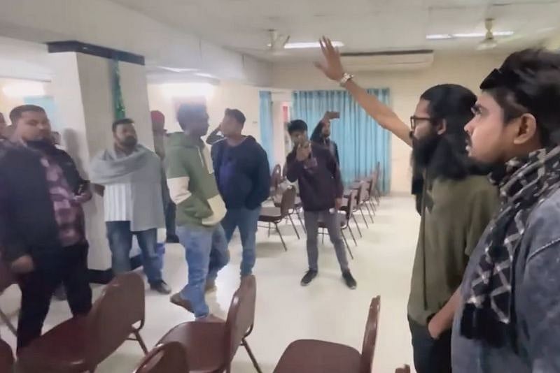 সাংবাদিকদের ‘তালা মেরে’ রাখার হুমকি, পরে ক্ষমা প্রার্থনা এনসিপির যুব নেতাদের