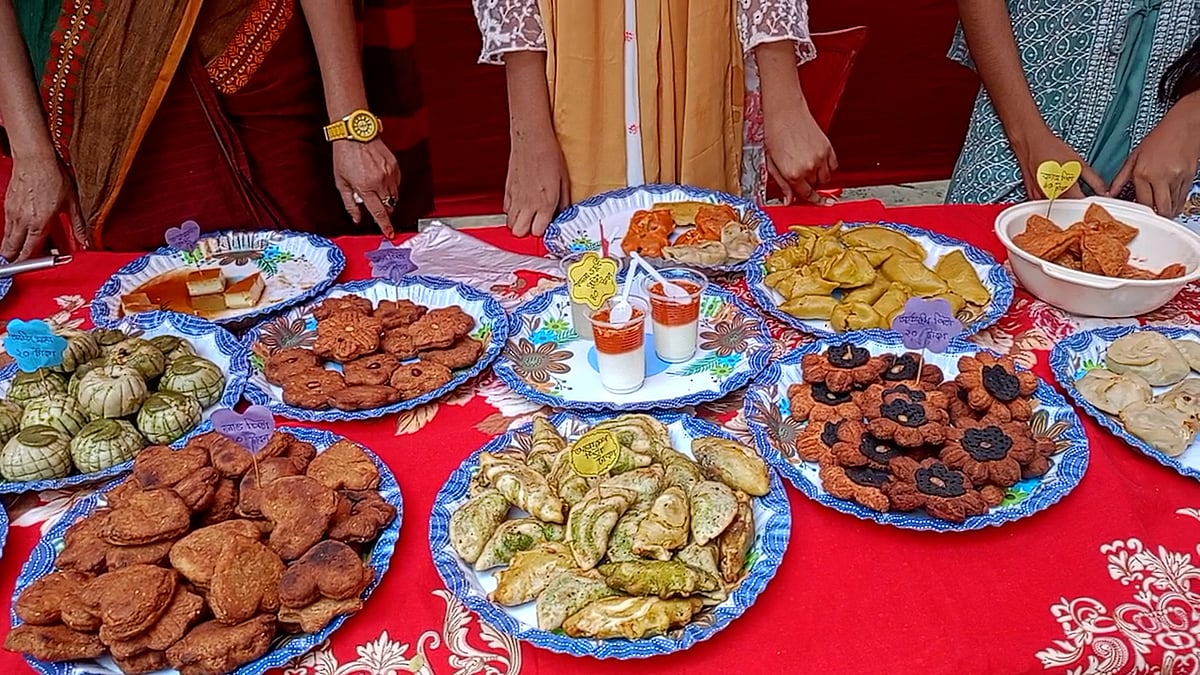 স্লোগানে-সুরে-পিঠায় জমজমাট চুয়াডাঙ্গায় পিঠা উৎসব