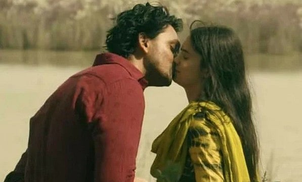 ফাঁস হওয়া সেই চুমুর দৃশ্য নিয়ে বললেন ঐশী