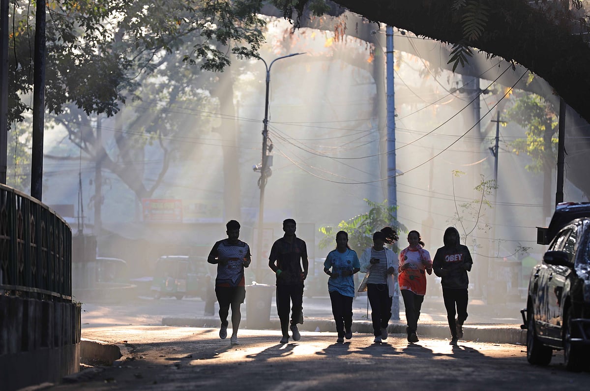 রোদমাখা সকালে কুয়াশা চিরে শরীরচর্চার জন্য সিআরবিতে 