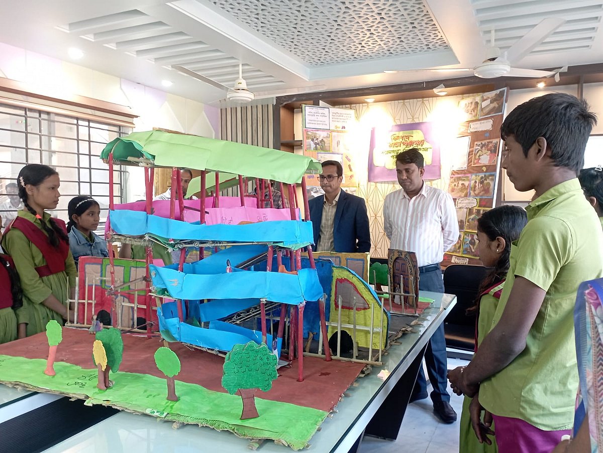 রাস্তা পারাপারের ঝুঁকি নিয়ে গবেষণায় শ্রেণির শিক্ষার্থীরা, বাতলে দিল সমাধানও