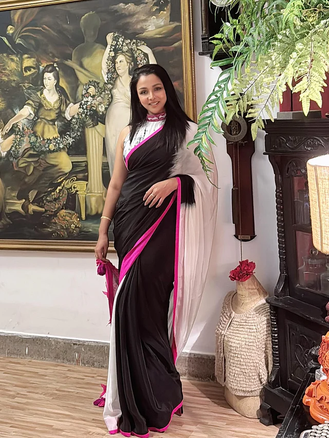 রুনা খানের পরনে সুপরিচিত ডিজাইনার শাহরুখ আমিনের সাদা-কালো শাড়িতে পাড় আঁচলে ম্যাজেন্টার ছোঁয়া