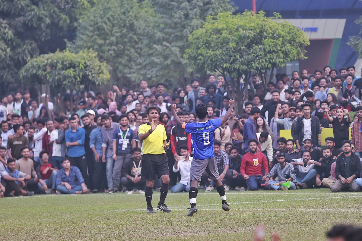 দর্শকঠাসা মাঠে জমজমাট ফুটবল ও টাইব্রেকার নাটকের দিন