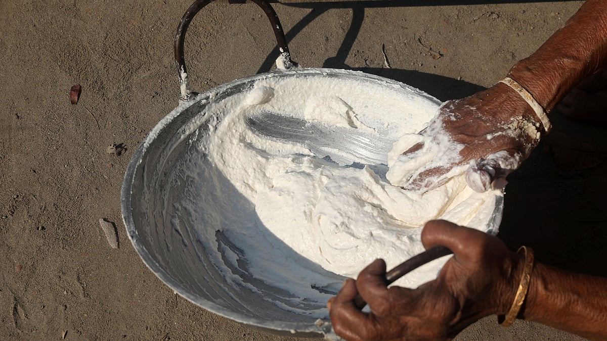 কুমড়া বড়ি তৈরির বিভিন্ন উপকরণ মেশানো হচ্ছে