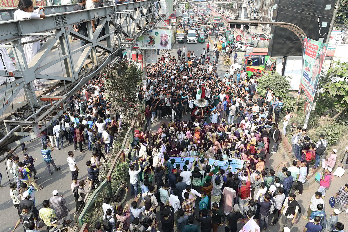 শিক্ষকদের মানববন্ধন, শিক্ষার্থীদের বিক্ষোভ-সড়ক অবরোধ