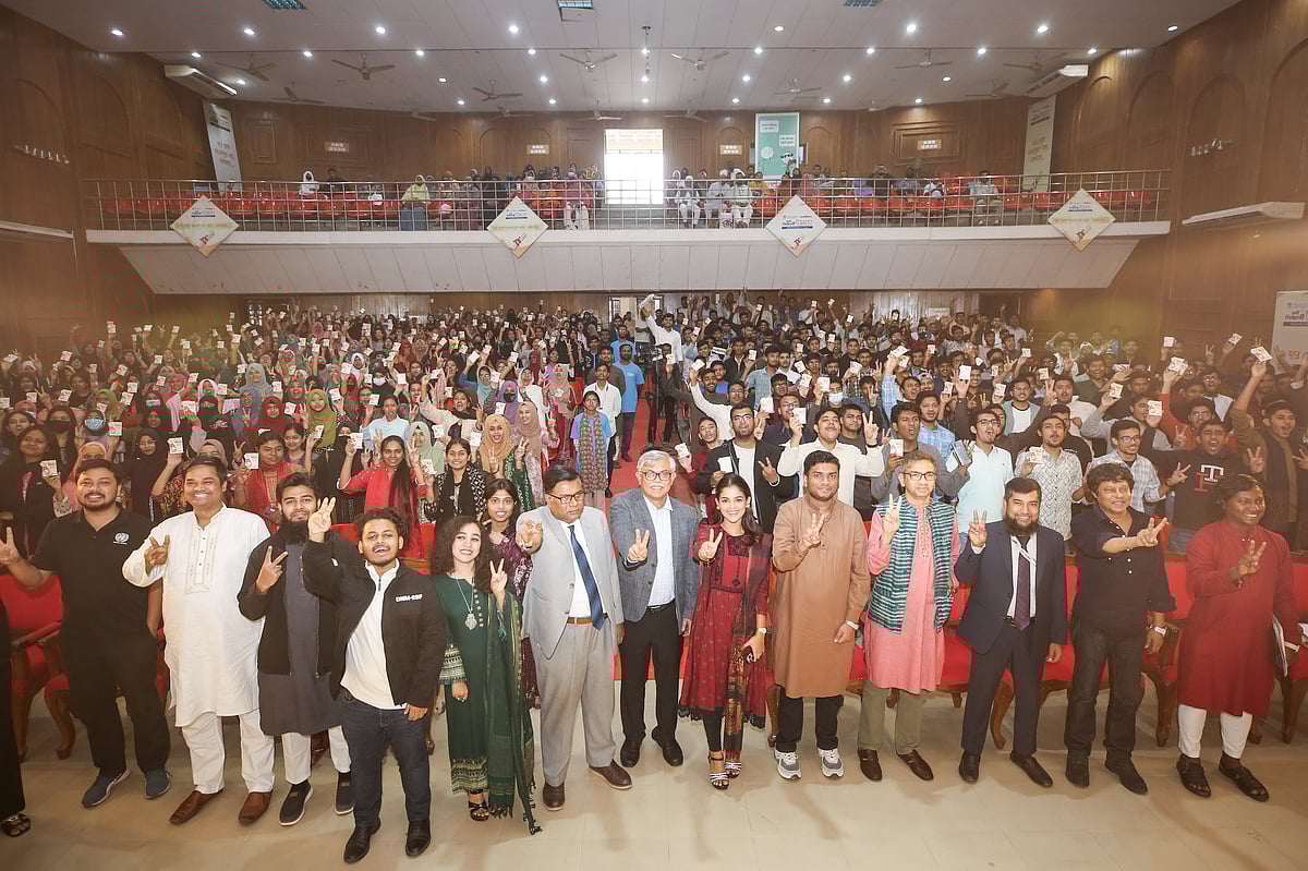 দিনভর আনন্দ উৎসবে ‘সোনার মানুষ’ হওয়ার প্রত্যয়