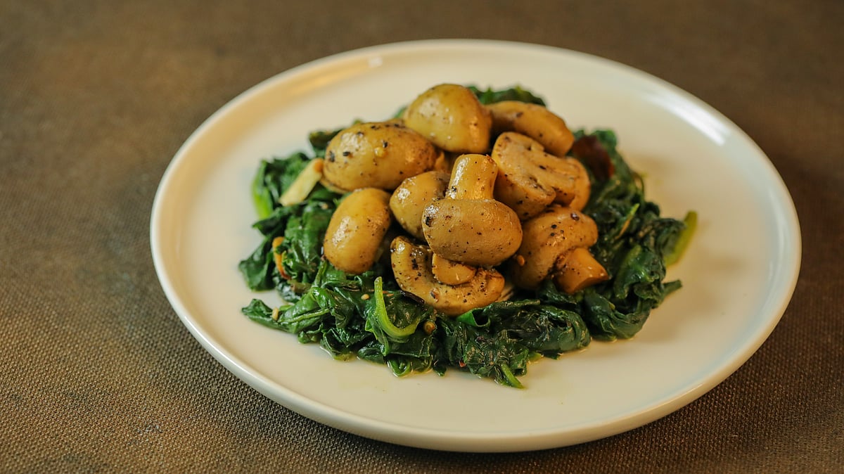 মাশরুম পালং বানাবেন যেভাবে, দেখুন রেসিপি