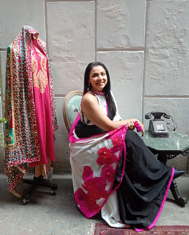 শাড়ি ব্লাউজের অনসম্বলে ম্যাজেন্টা ফুলেল এমবেলিশমেন্ট ফুটে রয়েছে