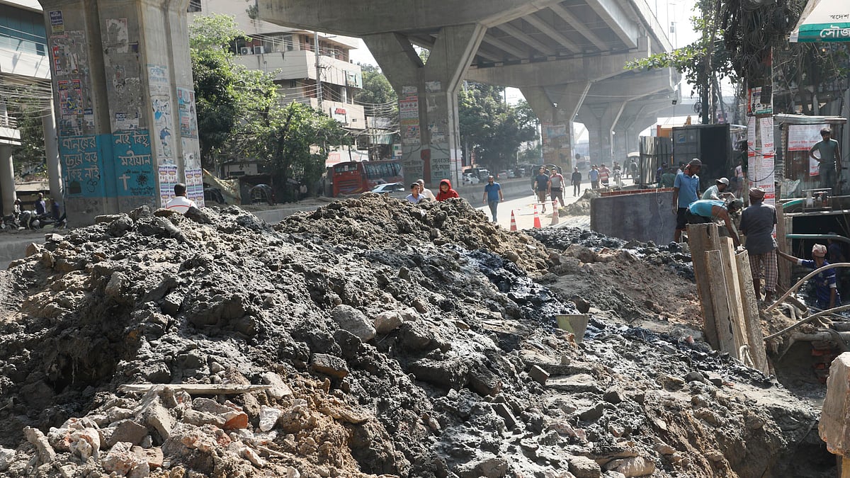 সড়কের পাশে স্তূপ করে রাখা হয়েছে মাটি