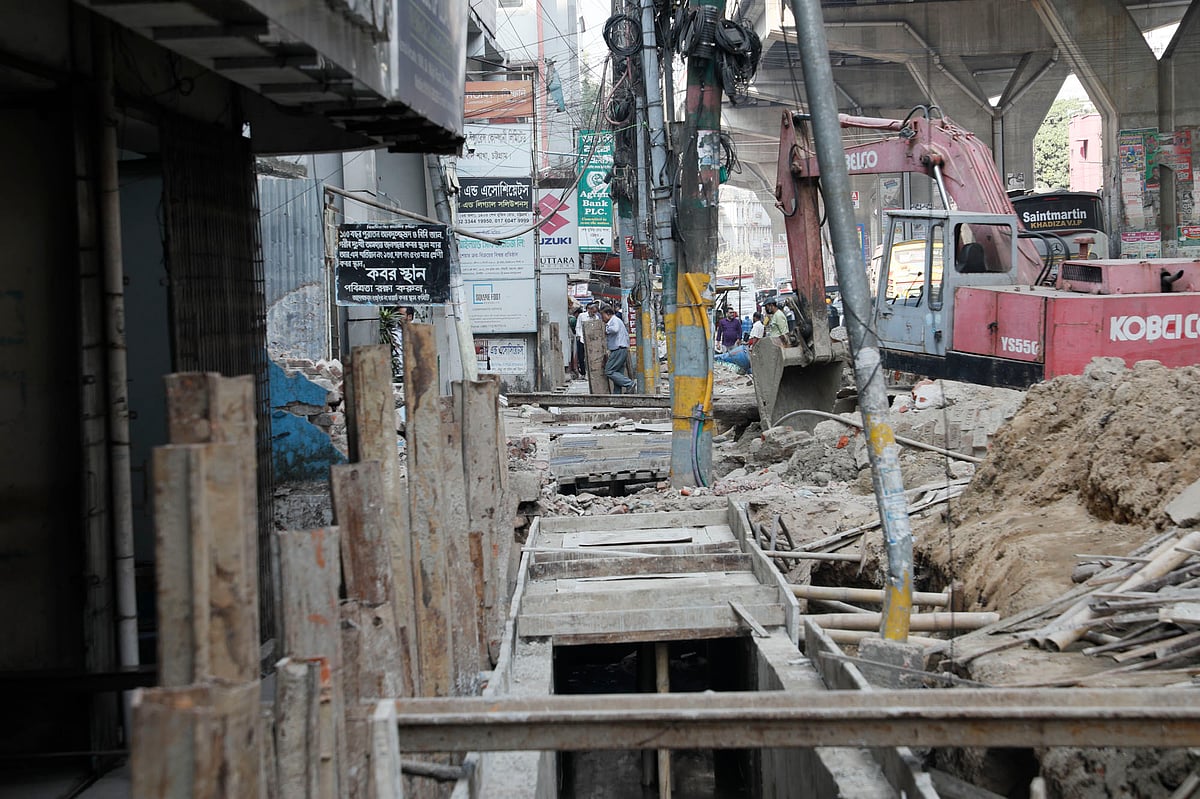 নালার কাজে সড়কে ভোগান্তি