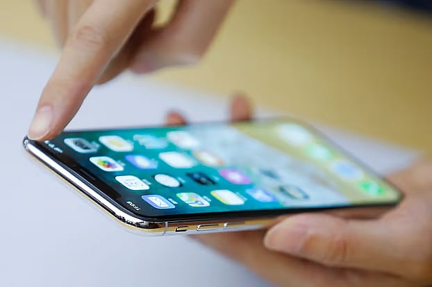 বৈধভাবে স্মার্টফোন আমদানিতে শুল্ক কমাতে কাজ শুরু: টেলিযোগাযোগ বিভাগ