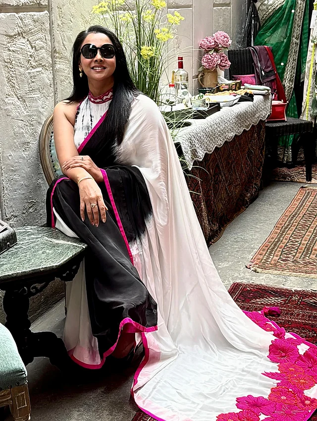 স্মার্ট লুকে রোদচশমা যোগ করেছেন অভিনেত্রী এখানে। 